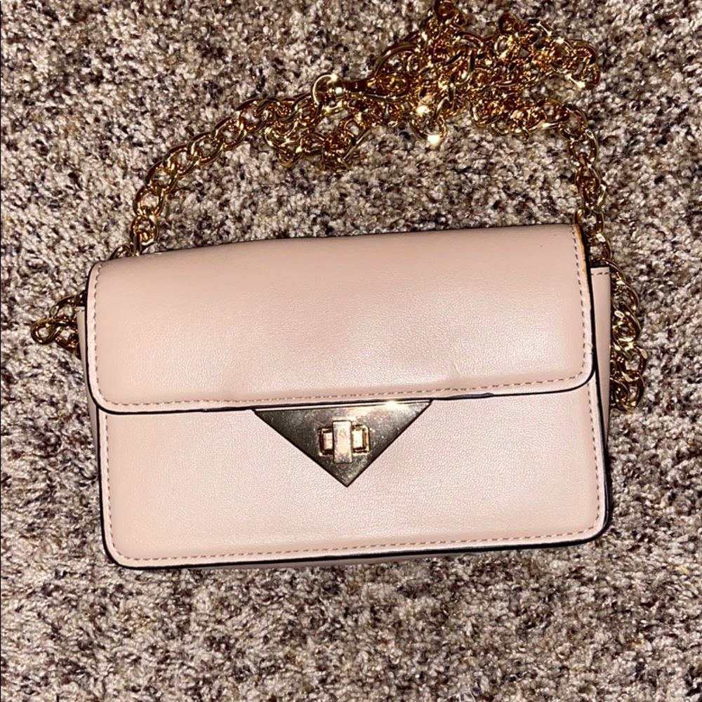 pink crossbody bag w/ gold chain